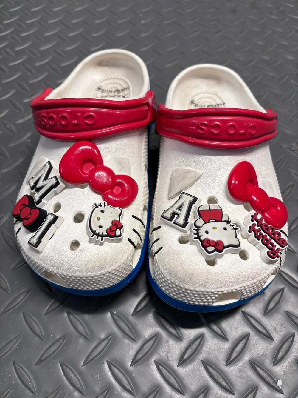 Hello Kitty Crocs - Picture 2 of 4